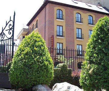 Hostal Quevedo Leon Exterior photo